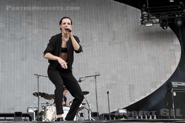 SAVAGES - 2017-07-02 - ARRAS - La Citadelle - Main Stage - Camille Berthomier - Fay Milton